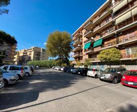 MAGLIANA - Locale commerciale con due vetrine