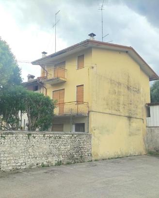 Casa di testa in posizione centrale SARONE