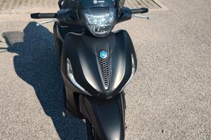 Beverly 400 S Black