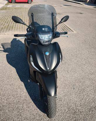Beverly 400 S Black