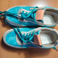 scarpe sportive color turchese, grigio e beige.