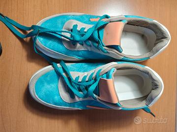 scarpe sportive color turchese, grigio e beige.