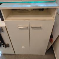 mobiletto bianco di falegnameria 