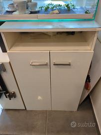 mobiletto bianco di falegnameria 