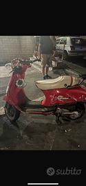 Vespa 125 rossa incidentata