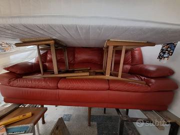 divano rosso in pelle