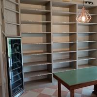 arredo negozio scaffali banconi tavoli 