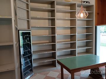 arredo negozio scaffali banconi tavoli 