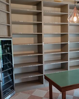 arredo negozio scaffali banconi tavoli 