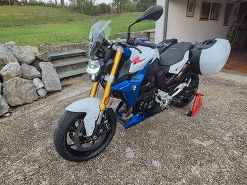 BMW F 900 R con valige originali