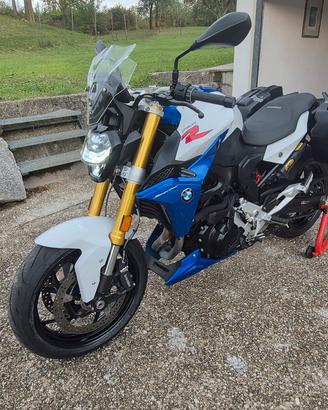 BMW F 900 R con valige originali