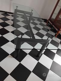 tavolo in acciaio e vetro