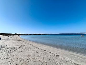 A piedi in spiaggia e al centro