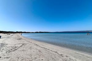 A piedi in spiaggia e al centro