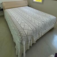 Copriletto matrimoniale all’uncinetto stile modern