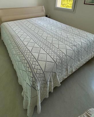 Copriletto matrimoniale all’uncinetto stile modern