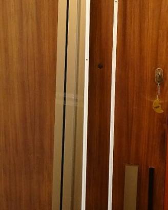 Zanzariera per porta finestra con ingombro minimo
