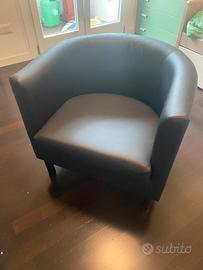 Poltrona nera in ecopelle IKEA