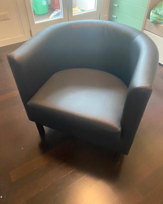 Poltrona nera in ecopelle IKEA
