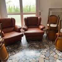 Poltrone e sedie in pelle.