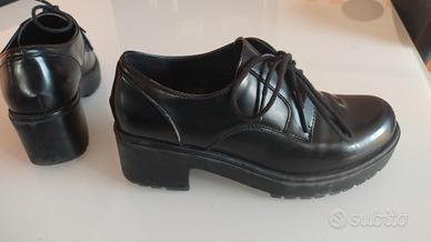 Scarpe Stringate Nere con Suola Chunky