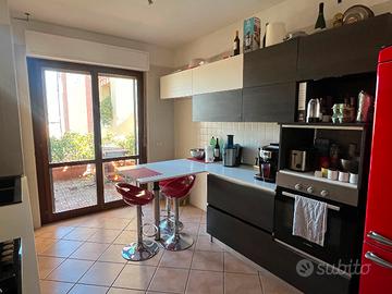 Cucina completa moderna con elettrodomestici 