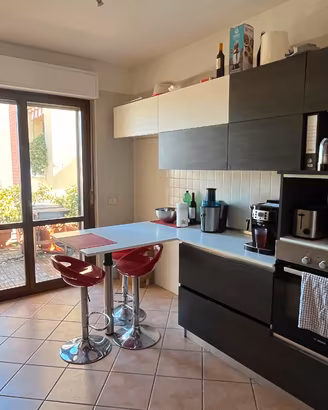 Cucina completa moderna con elettrodomestici 