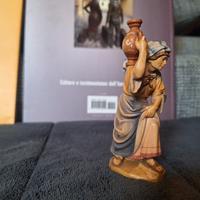 Presepe donna con brocca legno dipinto a mano