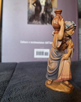Presepe donna con brocca legno dipinto a mano
