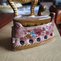 Portaoggetti in ceramica a forma di ferro da stiro