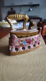 Portaoggetti in ceramica a forma di ferro da stiro