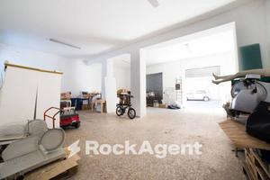 ACIREALE - AMPIO NEGOZIO CON DUE VETRINE SU STRADA