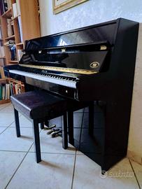 Pianoforte verticale con sgabello