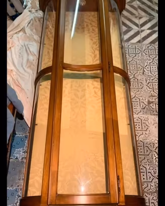 Vetrina vetrina legno mensole luce