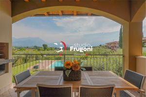 ELEGANTE APPARTAMENTO CON VISTA LAGO E PISCINA