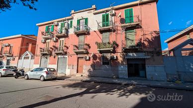 Locale commerciale in Via La Farina