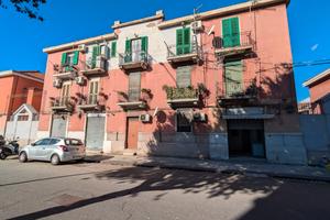 Locale commerciale in Via La Farina