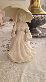 statuetta donna con ombrello