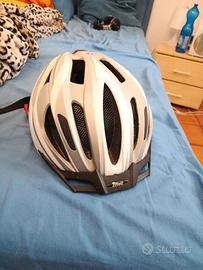 casco bici con luce rossa o lampeggiante dietro