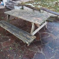 tavolo con panchine in legno 