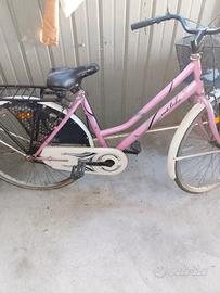 Bicicletta da passeggio rosa con cestino