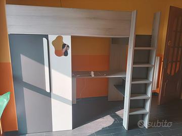 Letto a castello con armadio e scrivania