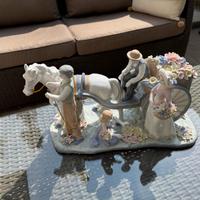 Statua in porcellana con carrozza e figure