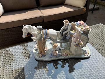 Statua in porcellana con carrozza e figure