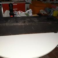 Piccola cassa in legno a forma di cassapanca