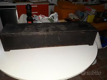 Piccola cassa in legno a forma di cassapanca