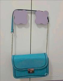 Borsa azzurra Carpisa con tracolla a catena