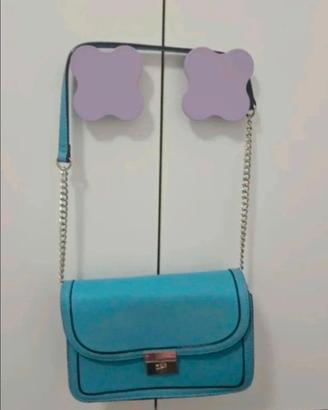 Borsa azzurra Carpisa con tracolla a catena