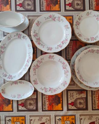 Servizio patti antichi con decori floreali