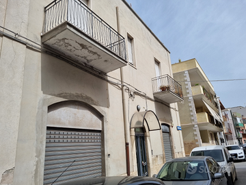 Intero stabile in centro, con locale commerciale
